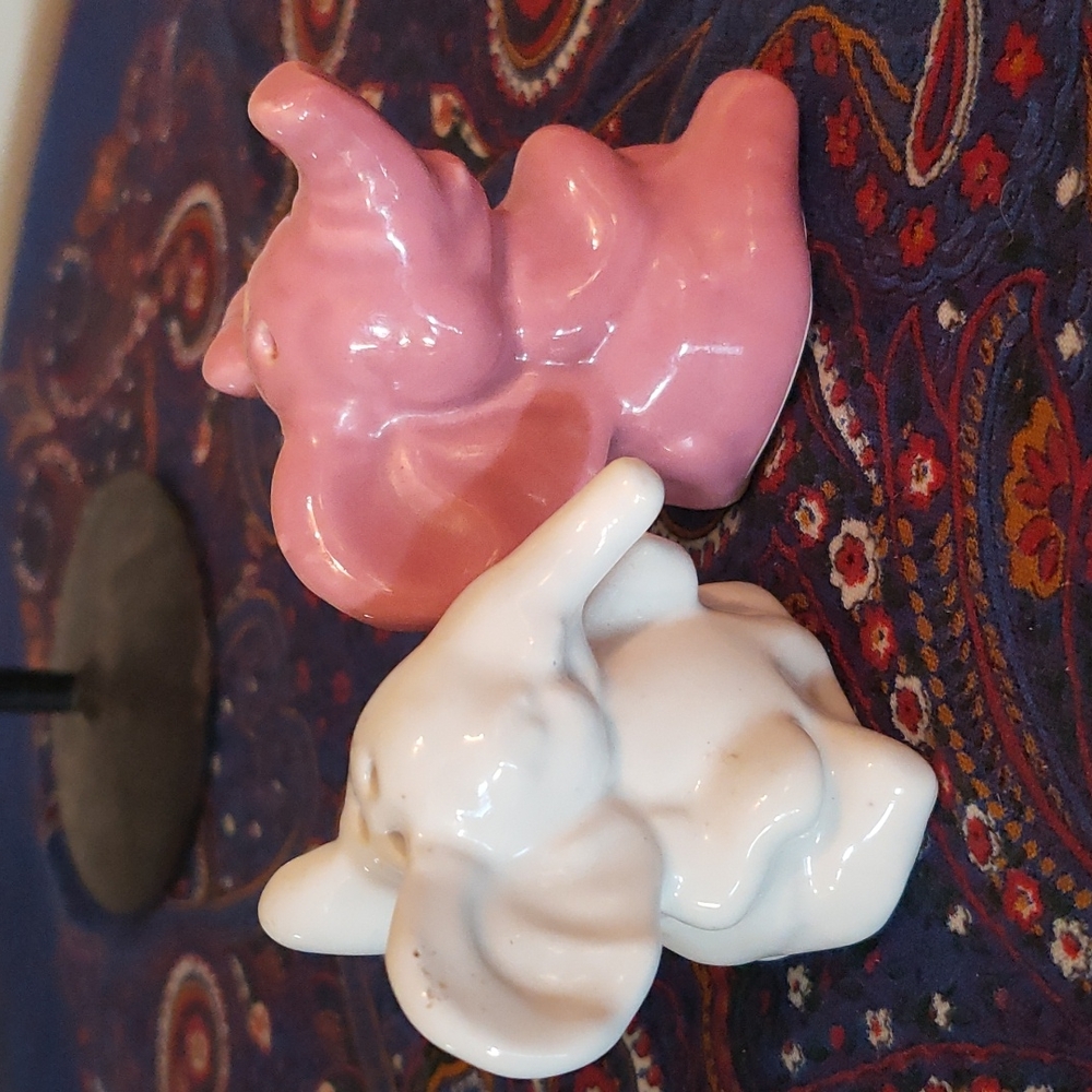 Elephant π₯SALEπ₯ salt + pepper shackers - Picture 1 of 3